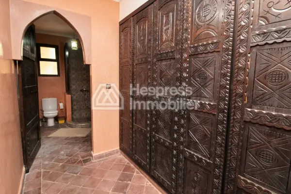 رياض رائع بإطلالة على الجبل