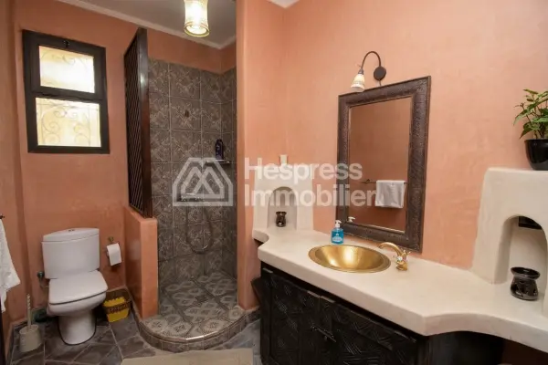 رياض رائع بإطلالة على الجبل