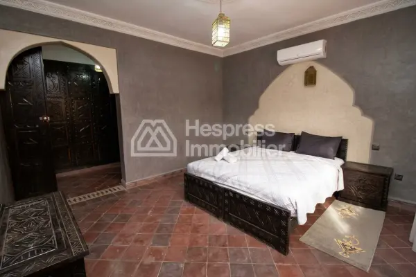 رياض رائع بإطلالة على الجبل
