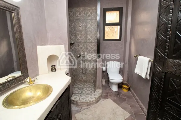 رياض رائع بإطلالة على الجبل