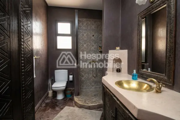 رياض رائع بإطلالة على الجبل
