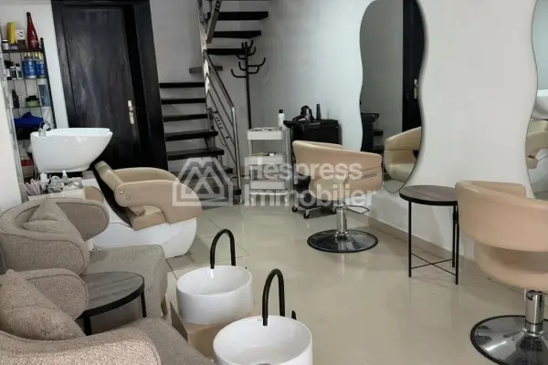 Beau local commercial en location à Maârif Extension. Superficie 22 m²