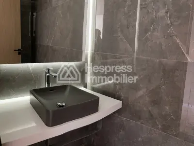 شقة غير مفروشة للإيجار في الأميرات . ثلاث غرف نوم