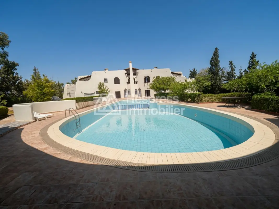 Luxury house for sale in Victoria . 11,600 m² plot. Terrace and garden