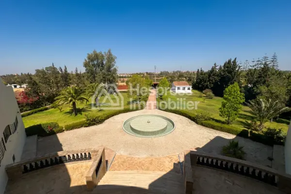 Luxury house for sale in Victoria . 11,600 m² plot. Terrace and garden