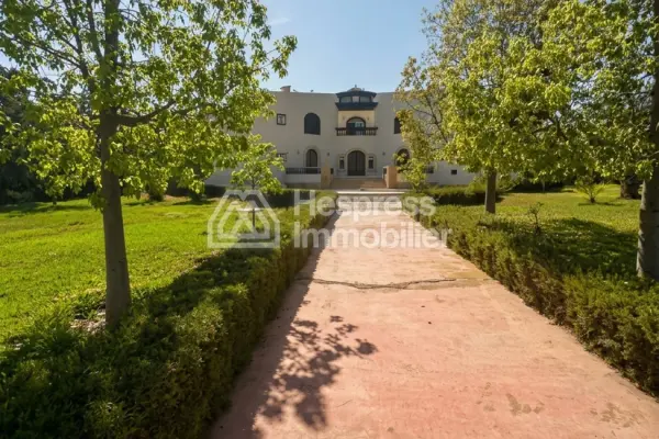 Luxury house for sale in Victoria . 11,600 m² plot. Terrace and garden