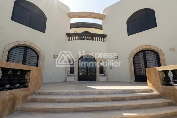 Luxury house for sale in Victoria . 11,600 m² plot. Terrace and garden