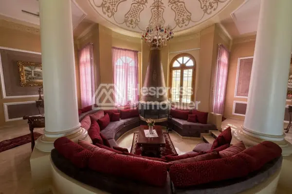 Luxury house for sale in Victoria . 11,600 m² plot. Terrace and garden