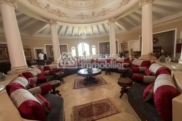 Luxury house for sale in Victoria . 11,600 m² plot. Terrace and garden