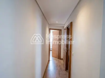 Apartment for sale in Racine . 3 rooms. Concierge service, air conditioning