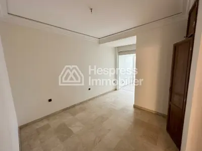 شقة للبيع في راسين. مساحتها 126 متر مربع.