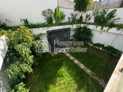 فيلا رائعة للبيع في فلوريدا. مساحتها 400 متر مربع. خدمة الاستقبال متوفرة، ونظام تكييف هواء.