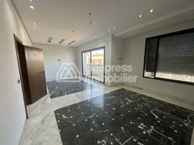 فيلا رائعة للبيع في فلوريدا. مساحتها 400 متر مربع. خدمة الاستقبال متوفرة، ونظام تكييف هواء.
