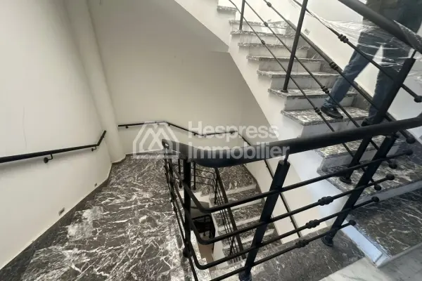فيلا رائعة للبيع في فلوريدا. مساحتها 400 متر مربع. خدمة الاستقبال متوفرة، ونظام تكييف هواء.