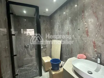 فيلا رائعة للبيع في فلوريدا. مساحتها 400 متر مربع. خدمة الاستقبال متوفرة، ونظام تكييف هواء.