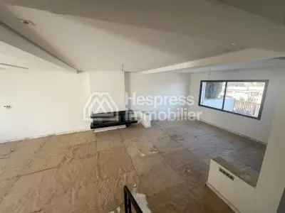 فيلا رائعة للبيع في فلوريدا. مساحتها 400 متر مربع. خدمة الاستقبال متوفرة، ونظام تكييف هواء.