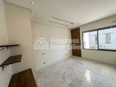 فيلا رائعة للبيع في فلوريدا. مساحتها 400 متر مربع. خدمة الاستقبال متوفرة، ونظام تكييف هواء.