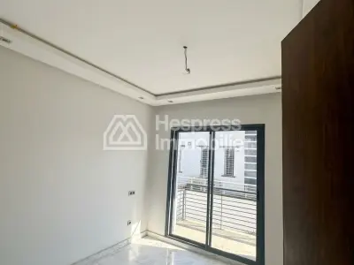 فيلا رائعة للبيع في فلوريدا. مساحتها 400 متر مربع. خدمة الاستقبال متوفرة، ونظام تكييف هواء.
