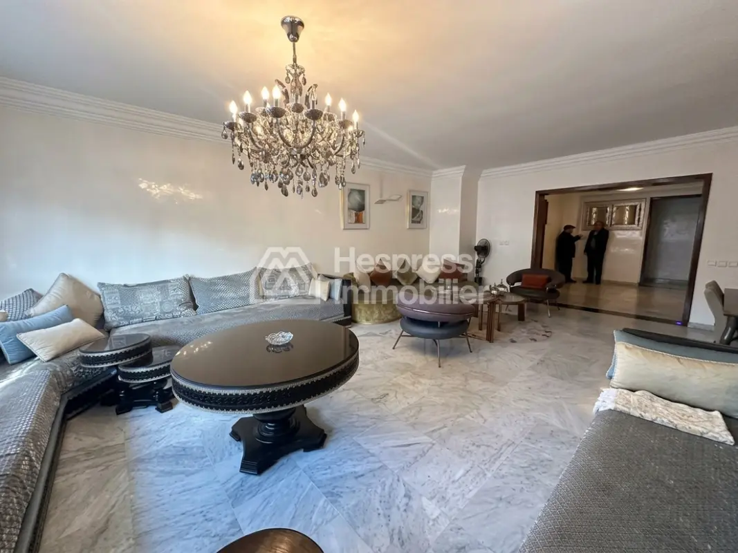 Apartment for sale in the Golden Triangle. 3 bedrooms. Security door, traditional Moroccan living room