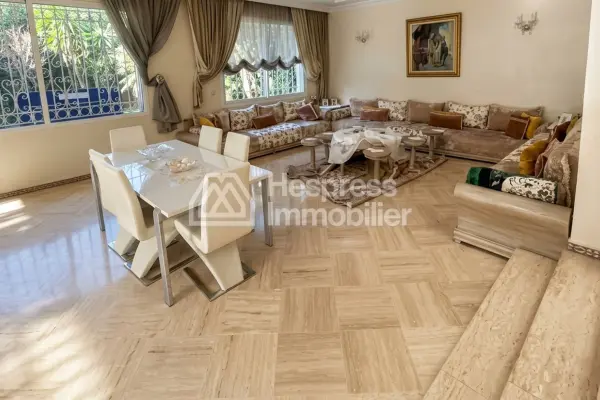Apartment for sale in the Golden Triangle. 3 bedrooms. Security door, traditional Moroccan living room