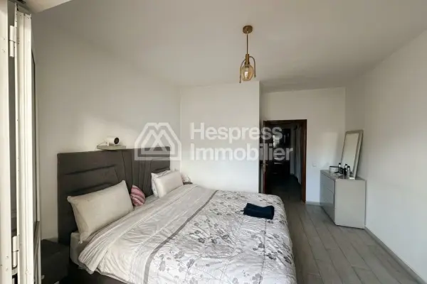 Apartment for sale in the Golden Triangle. 3 bedrooms. Security door, traditional Moroccan living room
