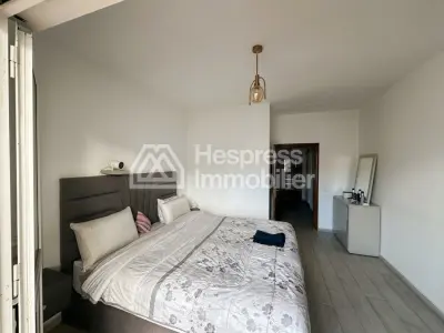 Apartment for sale in the Golden Triangle. 3 bedrooms. Security door, traditional Moroccan living room