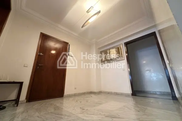 Apartment for sale in the Golden Triangle. 3 bedrooms. Security door, traditional Moroccan living room