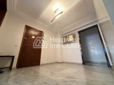 Apartment for sale in the Golden Triangle. 3 bedrooms. Security door, traditional Moroccan living room