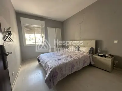 Apartment for sale in the Golden Triangle. 3 bedrooms. Security door, traditional Moroccan living room