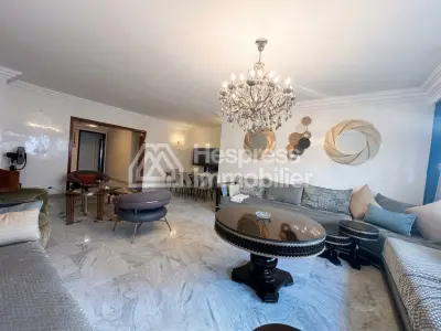 Apartment for sale in the Golden Triangle. 3 bedrooms. Security door, traditional Moroccan living room