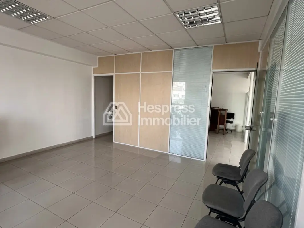 Bureaux en location à Maârif Extension. Surface de 74 m²