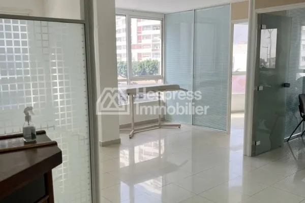 Bureaux en location à Maârif Extension. Surface de 74 m²