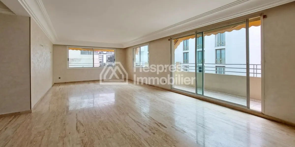 Offices for sale at Bourgogne Est . Area of ​​157 m². Air conditioning system.