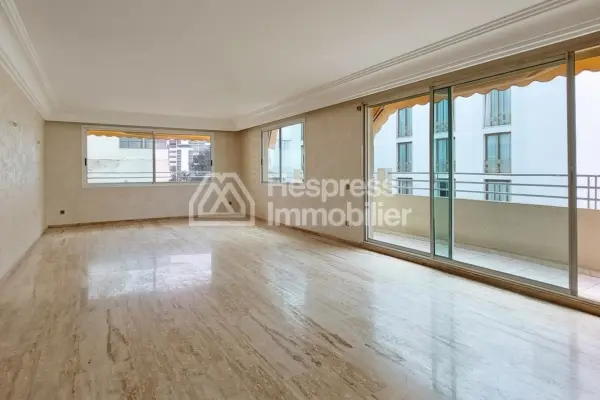 Bureaux à l'achat à Bourgogne Est. Surface de 157 m². Système de climatisation