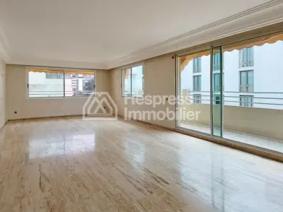 Offices for sale at Bourgogne Est . Area of ​​157 m². Air conditioning system.