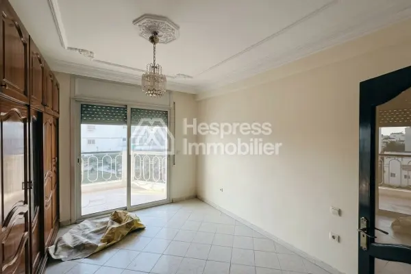 شقة للبيع في ملي إدريس 1er. ثلاث غرف نوم مريحة