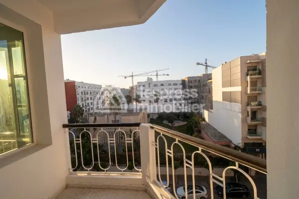 شقة للبيع في ملي إدريس 1er. ثلاث غرف نوم مريحة