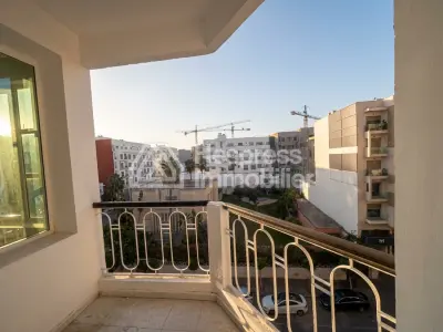 شقة للبيع في ملي إدريس 1er. ثلاث غرف نوم مريحة