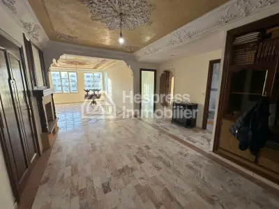 شقة للبيع في ملي إدريس 1er. ثلاث غرف نوم مريحة
