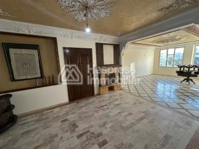 شقة للبيع في ملي إدريس 1er. ثلاث غرف نوم مريحة