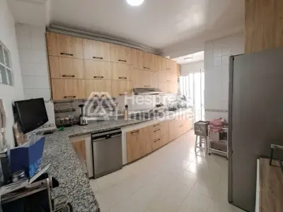شقة جميلة للبيع في بورغون الشرقية . ثلاث غرف نوم
