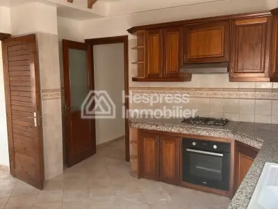 شقة جميلة للبيع في المثلث الذهبي. مساحتها ٢٤٠ متر مربع. غرفة معيشة عصرية