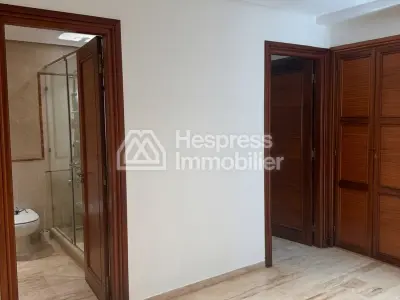 شقة جميلة للبيع في المثلث الذهبي. مساحتها ٢٤٠ متر مربع. غرفة معيشة عصرية
