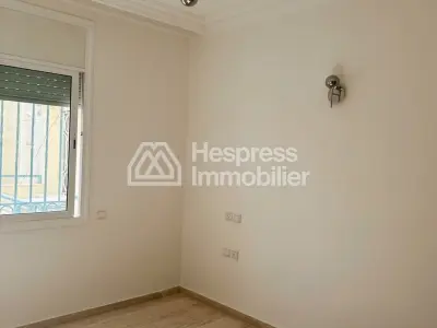 شقة جميلة للبيع في المثلث الذهبي. مساحتها ٢٤٠ متر مربع. غرفة معيشة عصرية