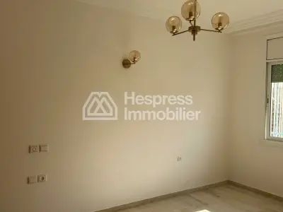 شقة جميلة للبيع في المثلث الذهبي. مساحتها ٢٤٠ متر مربع. غرفة معيشة عصرية
