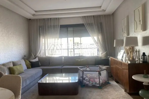 Location d'un appartement à Quartier Bachkou. 3 grandes pièces. Salon contemporain