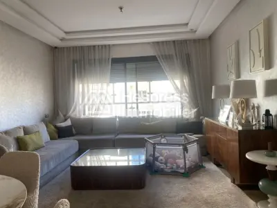 Location d'un appartement à Quartier Bachkou. 3 grandes pièces. Salon contemporain
