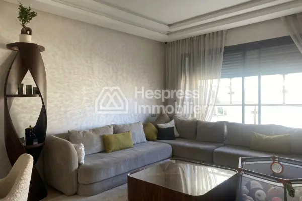 Location d'un appartement à Quartier Bachkou. 3 grandes pièces. Salon contemporain