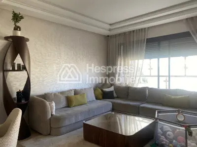 Location d'un appartement à Quartier Bachkou. 3 grandes pièces. Salon contemporain