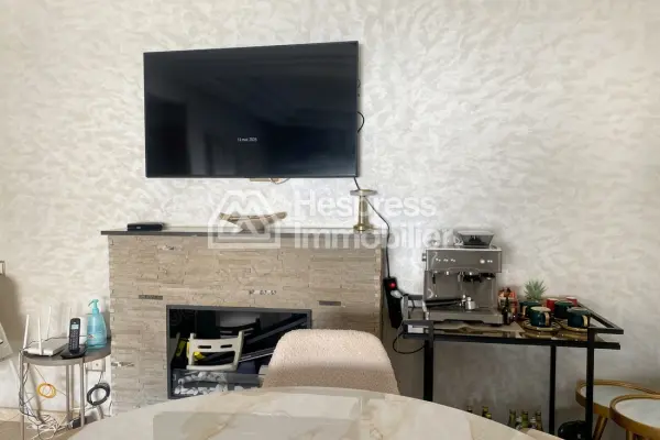 Location d'un appartement à Quartier Bachkou. 3 grandes pièces. Salon contemporain